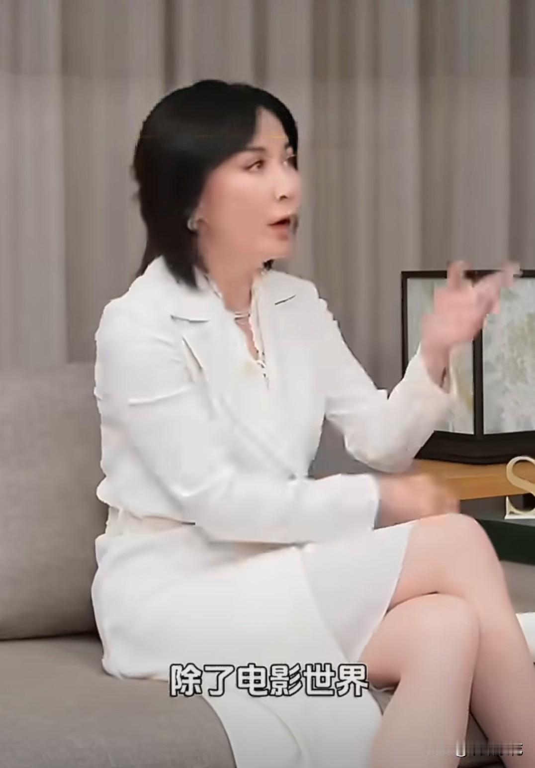 刘嘉玲坦言：梁朝伟在电影里是天才，在生活里是废柴。她说，家里灯泡坏了，梁朝伟会直