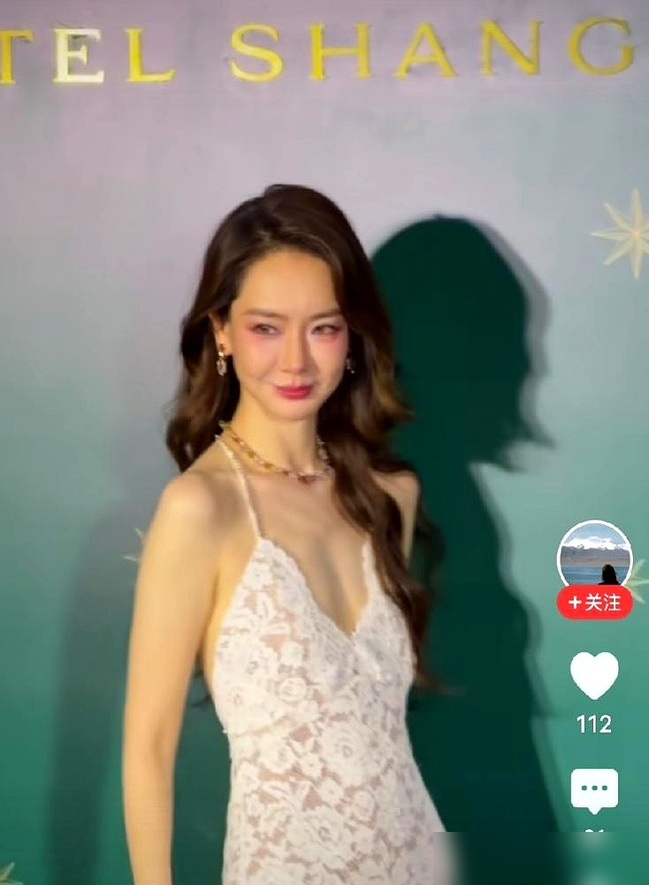 戚薇在镜头前说了一句话，直接把内娱的遮羞布撕了：镜头里看是纸片人，现实里看就不是人。她刚生完二胎那会