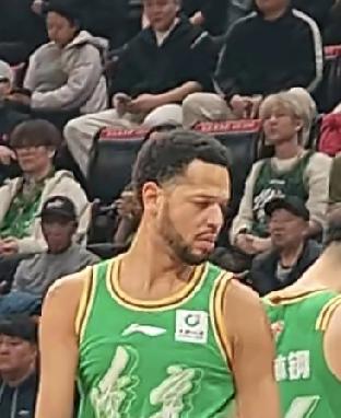 家人们，不要再纠结辽宁男篮会裁掉哪名外援了，因为有一名外援已经名花有主了，会自动