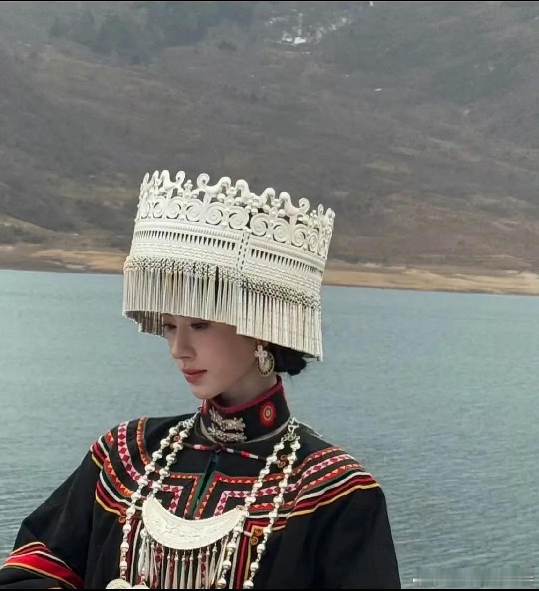 我的天！！网友偶遇了鞠婧祎是从未见过的民族服饰