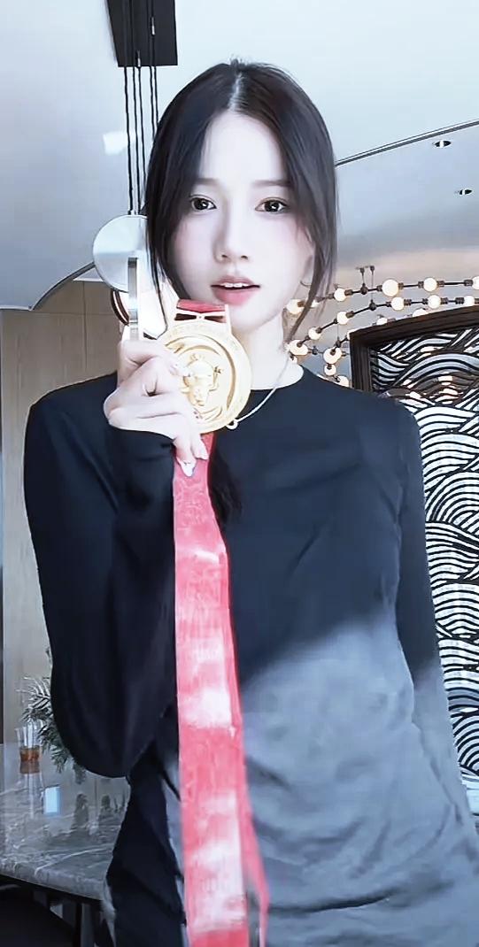 全运会冠军邵雨琪走红全国，她颜值、身材、学历俱佳，兼具才华与实力。虽身高1