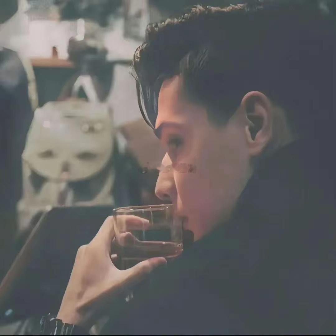狮子座的人通常展现出强大的领导能力和自信，在职场上常常扮演指挥的角色，展现出威风