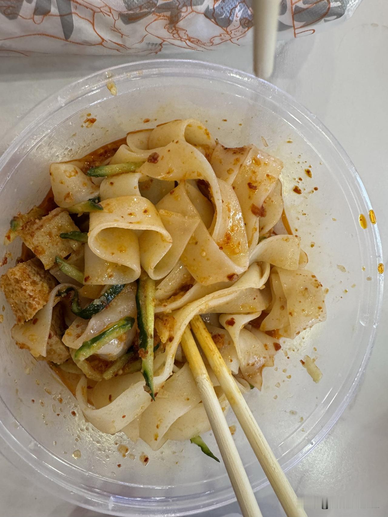 今天拿快递，看见有肯德基，也有肉夹馍。特别特别想吃。就在中间加了一份餐。[呲