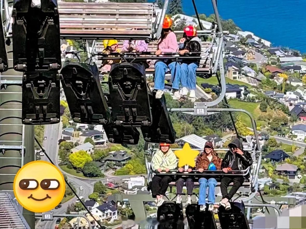 有网友在新西兰偶遇周杰伦昆凌，她俩好像带着儿子罗密欧，一家人坐缆车呢！他儿子还蛮