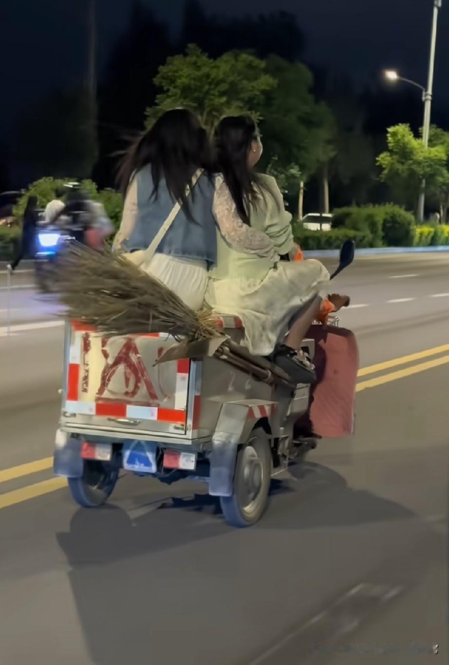 环卫大叔是今晚最靓仔，拉着两个美女。演唱会结束全城打车难，两位姑娘打不到车