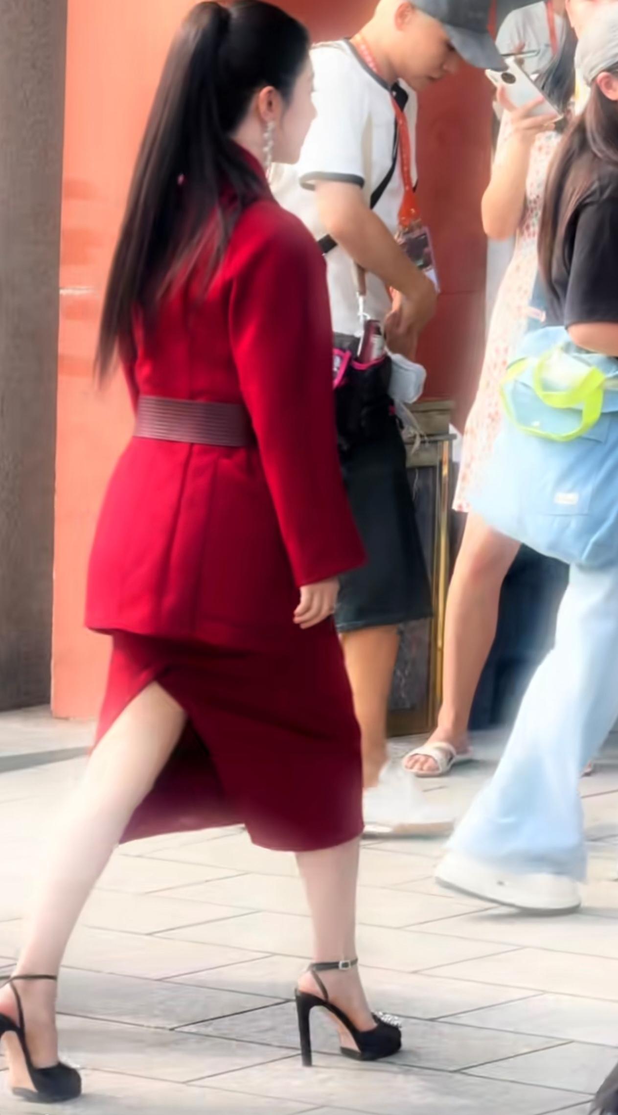 杨紫这给人的感觉衣服里面是穿羽绒服了吗？2026年9月28日，杨紫现身金鹰节