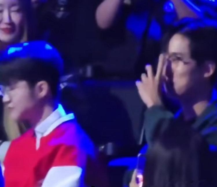 Faker与Peanut合体！右手边的美女好看，是不是Faker的女朋友在一起在一起！！！#Fake