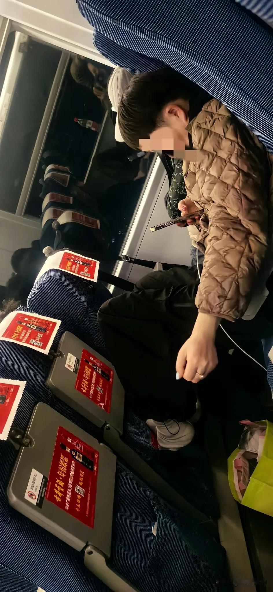 必须曝光她😡高铁上，遇到这种行为不检点的女人，到底是福还是祸？大家都说说，