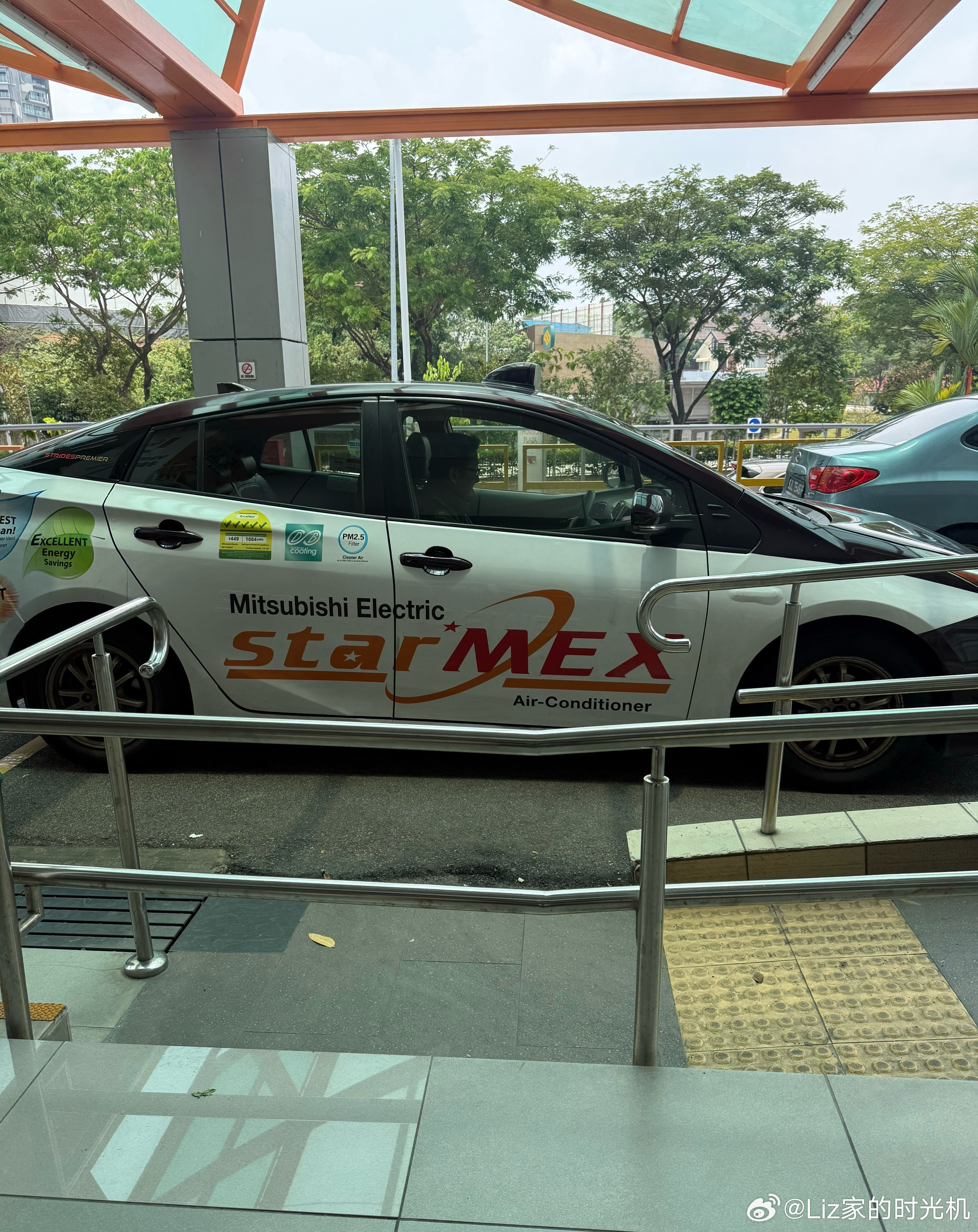 商场门口，等出租车的地方，正好停着一辆出租车。我问走吗？他说：走，你去哪里？我说