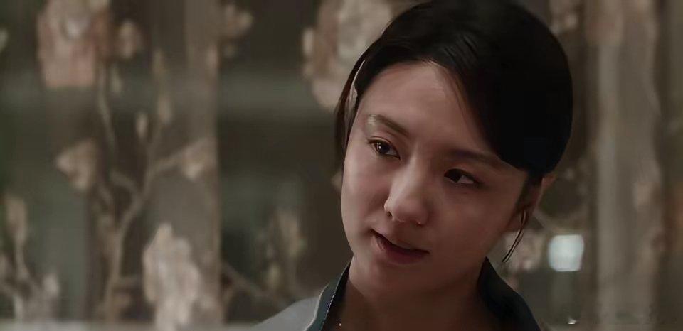 《危险关系》全剧最狠的女人，当属罗梁的初恋许静芸。她为保全家族名声，将恋人推入深