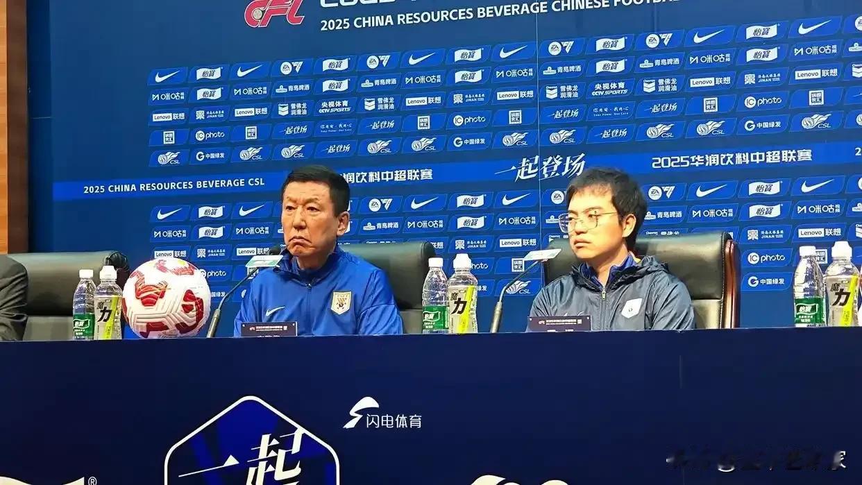 崔康熙首次强硬表态：必须拿下浙江队！赛前发布会，崔康熙携谢文能参加，由于俱乐部