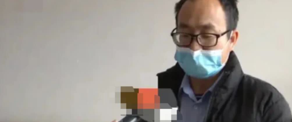 男子带着妻子入住酒店，第二天出门办事时再三交代前台，不要让保洁打扫房间，前台一口