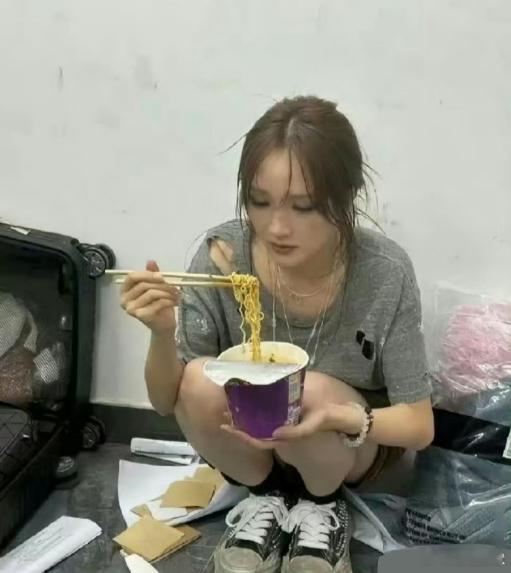 刚想说孟佳的鞋也太脏了，看到干净的鞋带才反应过来。