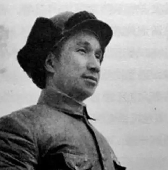 1944年，粟戎生还不满3岁，粟裕一把将他丢进河里，在场的年轻战士全傻眼了，没人