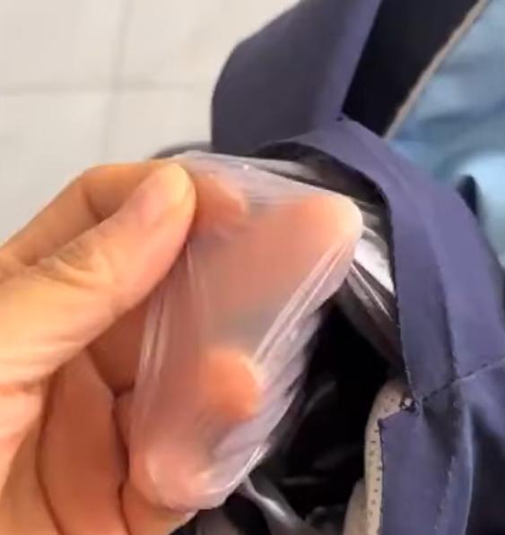 校服夹层竟是塑料膜！2026年1月8日，内蒙古赤峰市喀喇沁旗锦山第三小学家长反