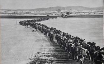 1950年冬，志愿军后勤会议上气氛凝重。彭德怀把搪瓷缸往桌上一墩，指着地图上