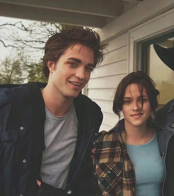 暮光之城现在还时不时拿出来看呢，当年磕生磕死[笑着哭]我的古早cp​​​