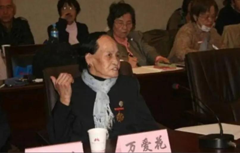 1944年，日军将光着身子的慰安妇万爱花扔到河边，一条饿犬张开血盆大口扑向她，万