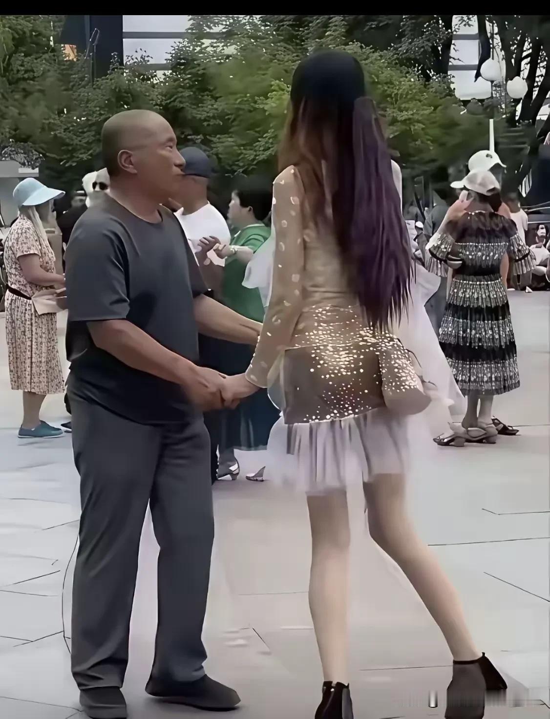 本来还挺羡慕大叔的，大婶这一转身嘛……[无奈吐舌][无奈吐舌][无奈吐舌]