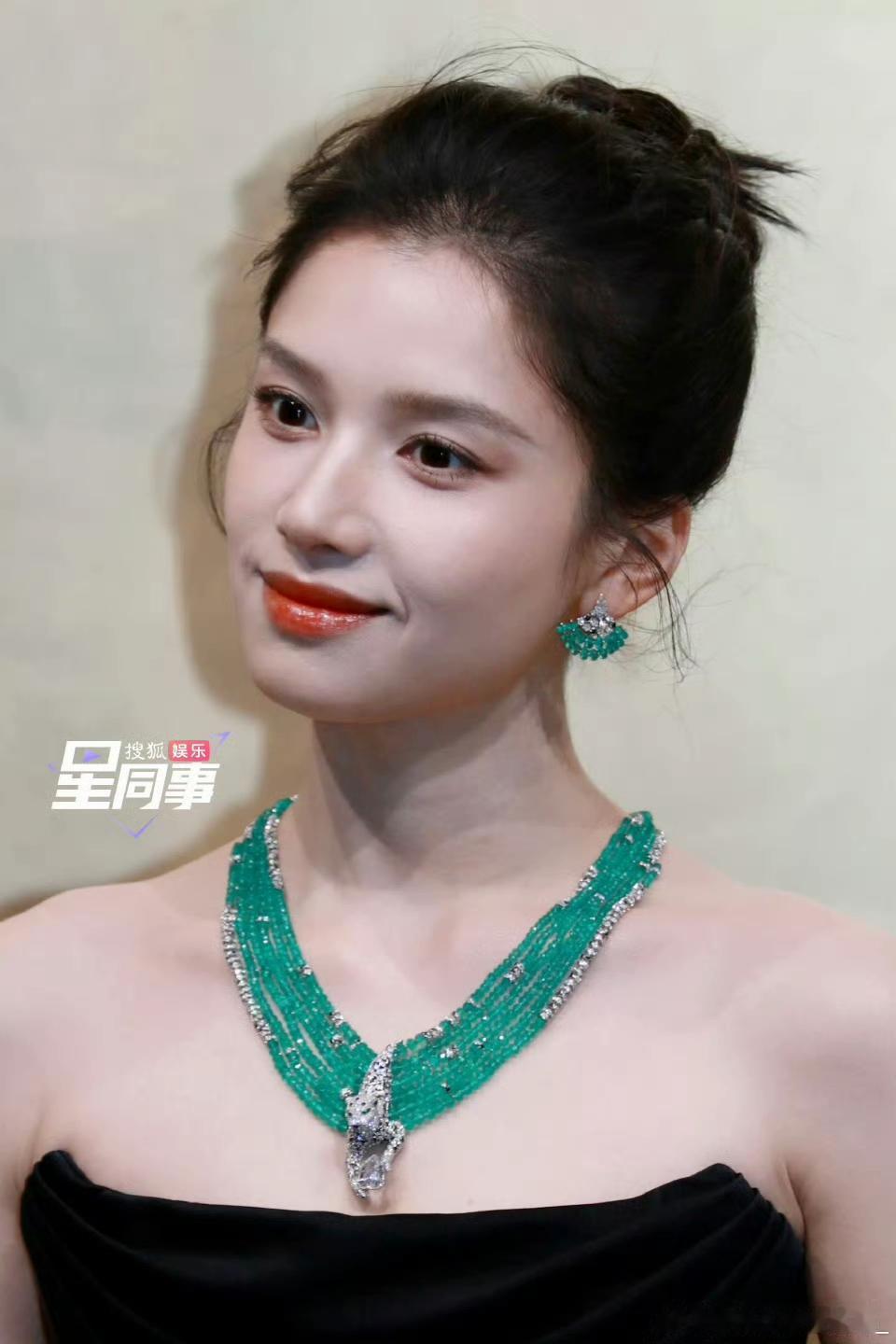 张婧仪卡这套黑色抹胸礼服造型好贵气！她可以算是95花里面比较有青衣像的，而这