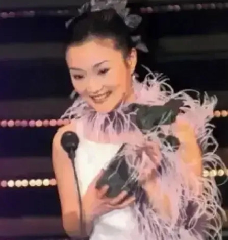 2013年，主持人问白百何：“你和李小璐刚拍完《私人订制》，有没有成为好朋友？”