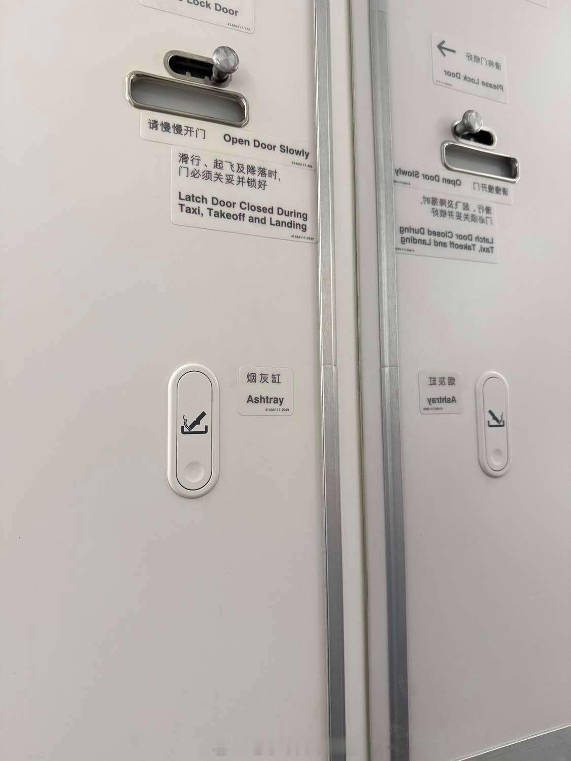 飞机不是不让抽烟吗？咋洗手间有烟灰缸？