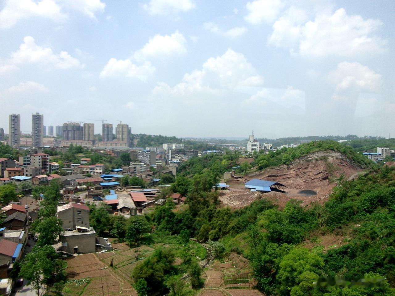2015年坐火车走襄渝铁路经过华蓥与广安区间所拍，图1是朝西边拍到的华蓥城区，图