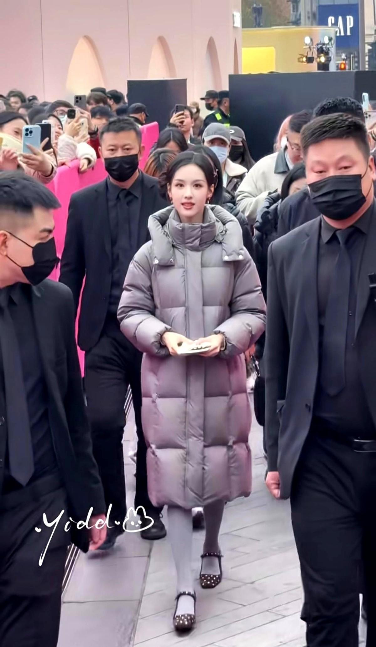 造飞机的女生，凭什么用一件羽绒服抢走所有风头？星光大赏领奖台，她握奖杯的手指没