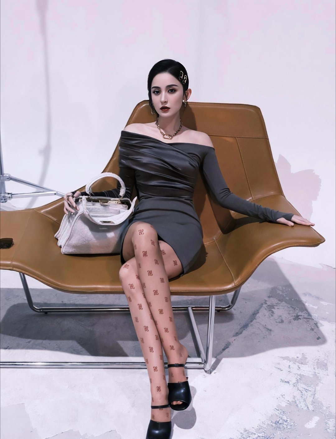 古力娜扎的职场妖风穿搭时尚是个轮回，谁能想到这组图差不多有10年了🙄，那时候的