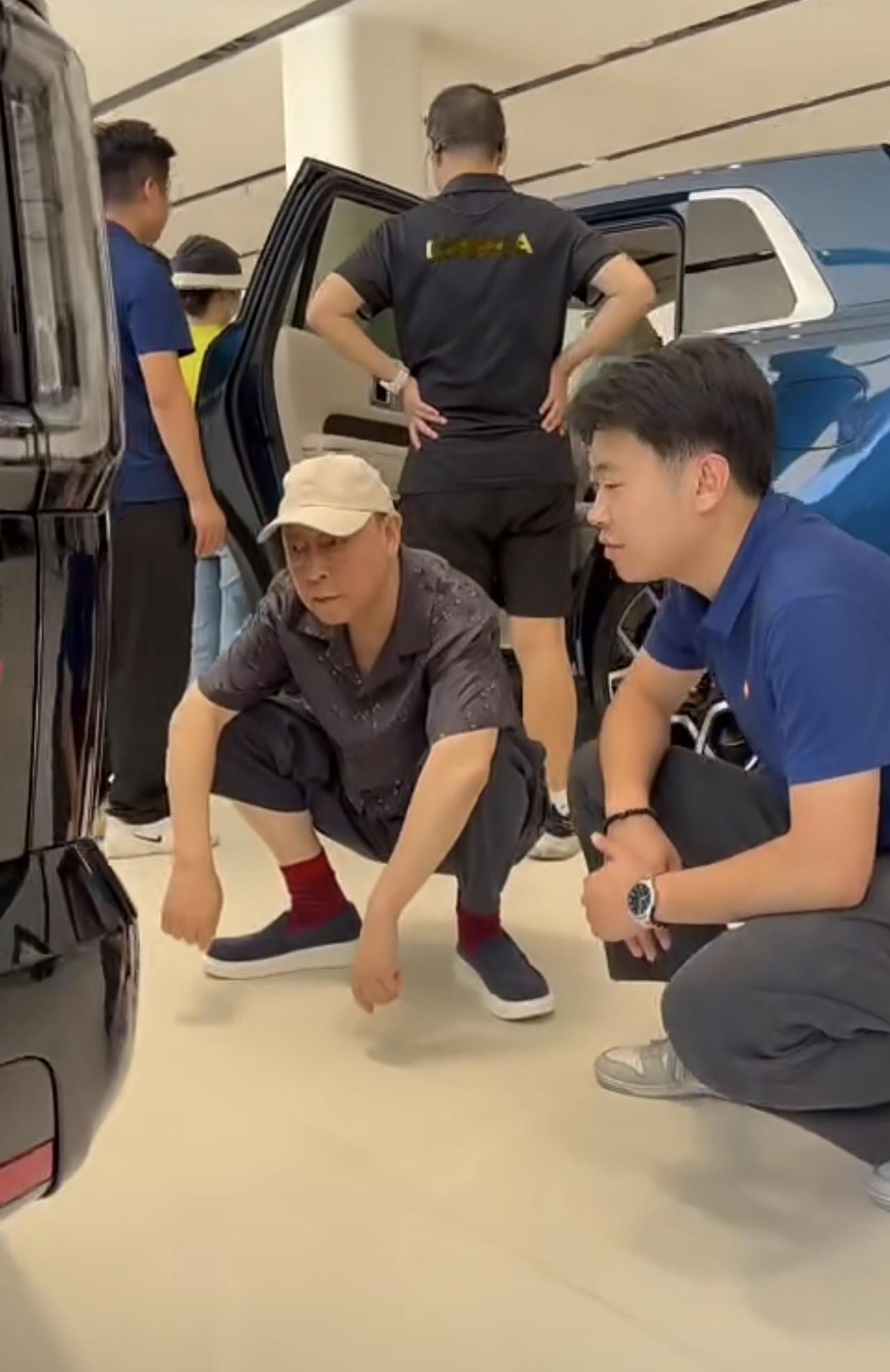 偶遇66岁倪大红现身4s店，想买国产新能源电车，穿的很潮流，布鞋配红袜子，蹲下看