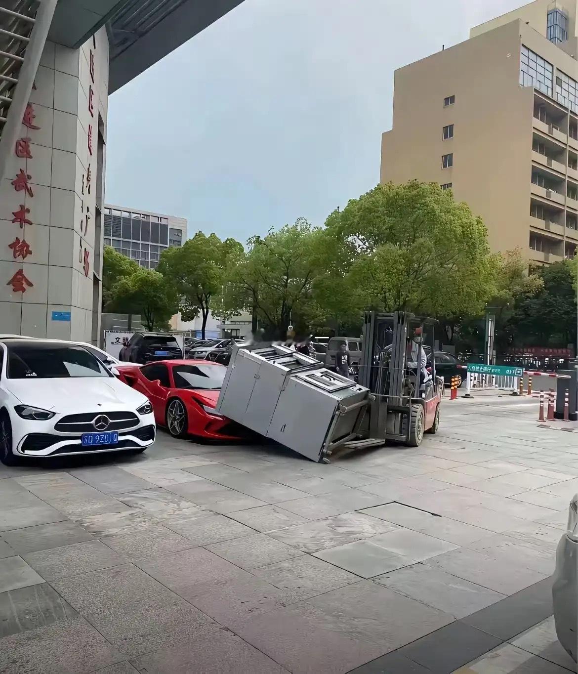 幸好没砸到奔驰不然真的完了​​​