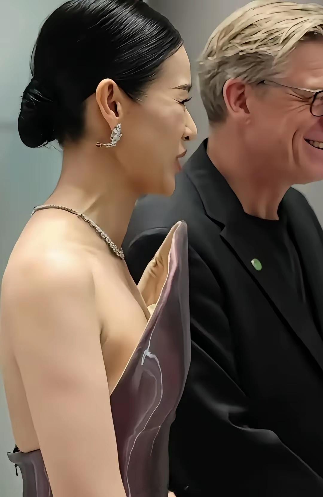 胡杏儿这件衣服，我怎么感觉高叶之前也穿过呢？