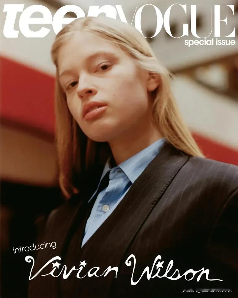 马斯克跨性别女儿登上《TeenVogue》杂志新封面。20岁的薇薇安·詹娜·