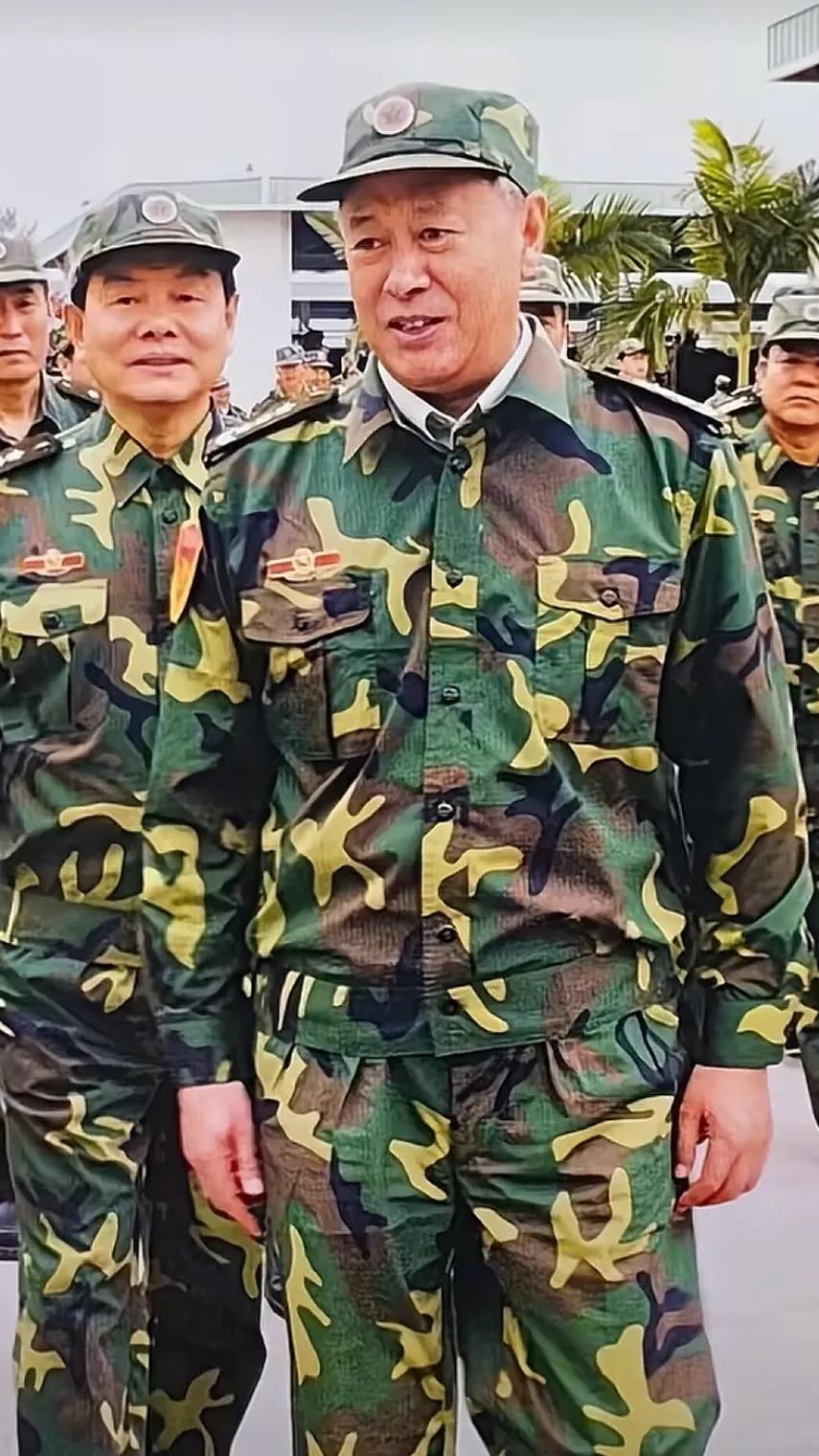 国内军警部门是真偏爱夹克式制服啊，迷彩服都有长袖夹克式的！