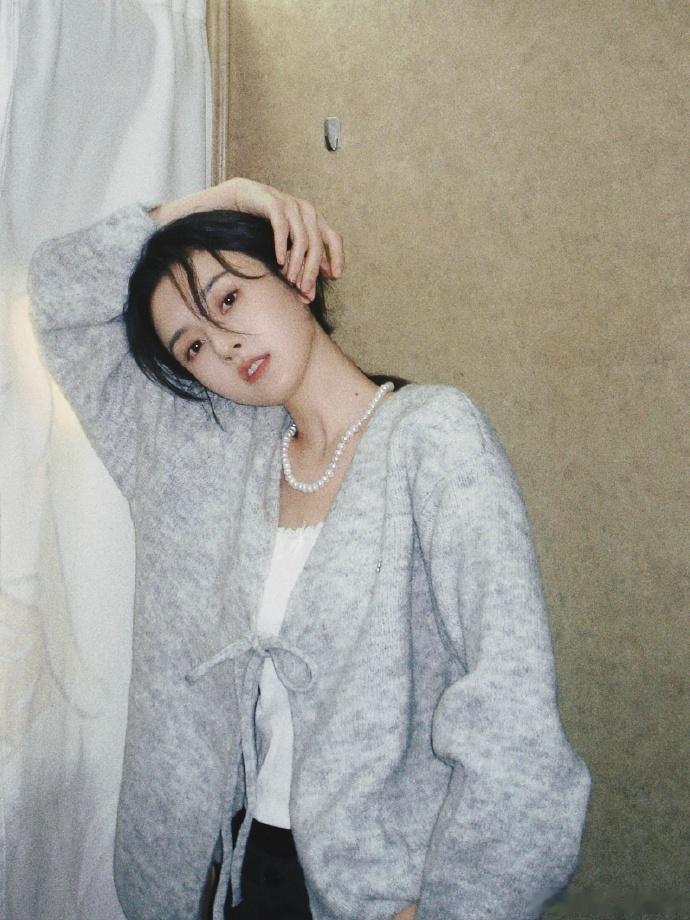 快接收宋祖儿给大家投来的这组小青明信片，小青这么温柔这么美