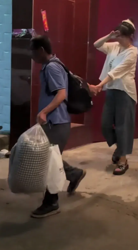伤心，丈夫给妻子吵架闹离婚，还让远嫁的妻子滚，妻子给父亲打个电话，父亲连夜驱车2