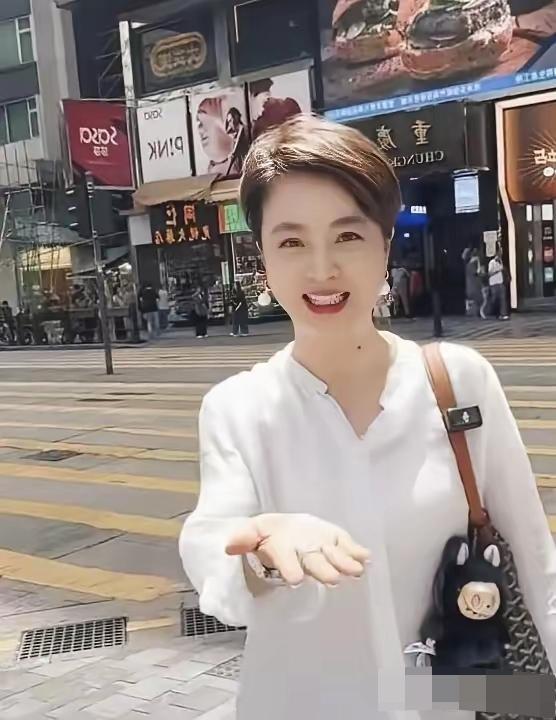 不愧是美了一辈子的女神！状态看上去也就三十出头，岁月格外优待美人。得天独厚