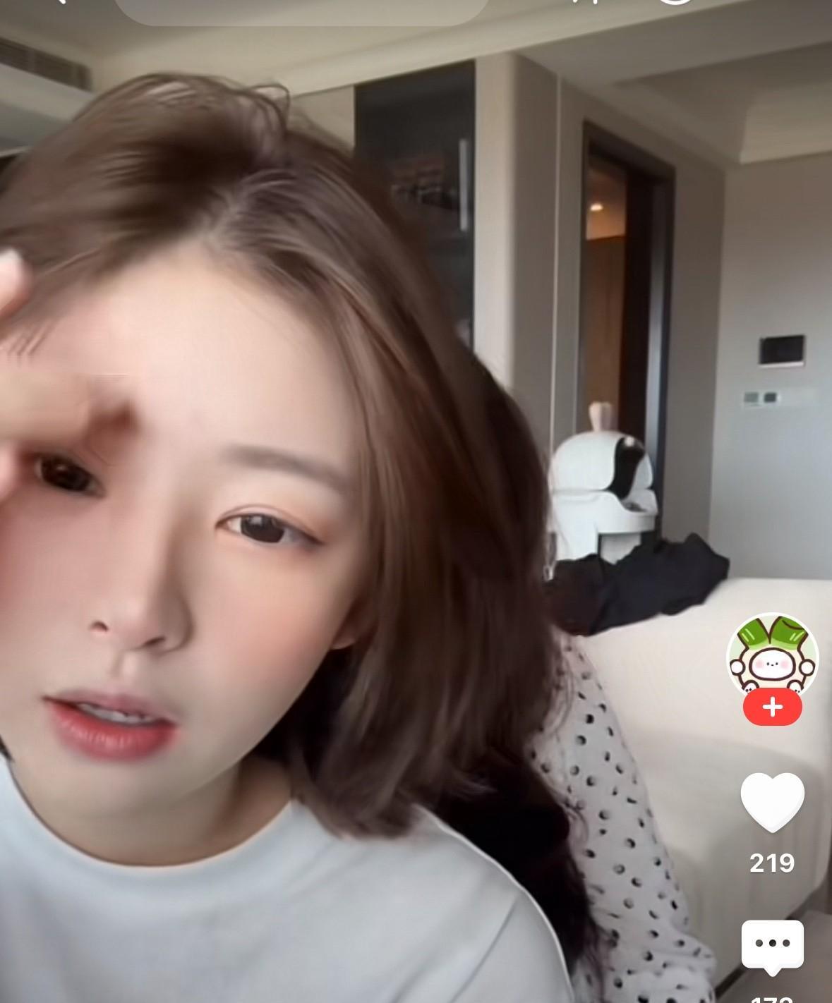 黄一鸣妈妈陪黄一鸣直播，被网友评论老巫婆，她笑哈哈的回怼网友，我开心就好。日前