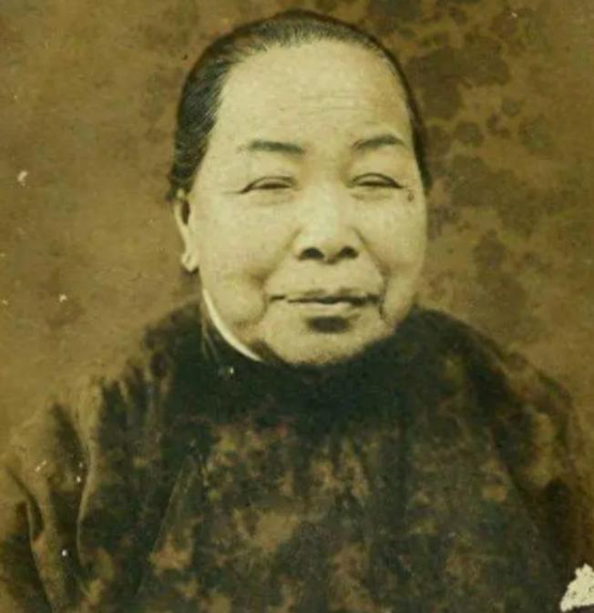 她是被蒋介石牵挂了一生的女人，1965年，周总理把她秘密送往台湾，蒋介石和宋美龄