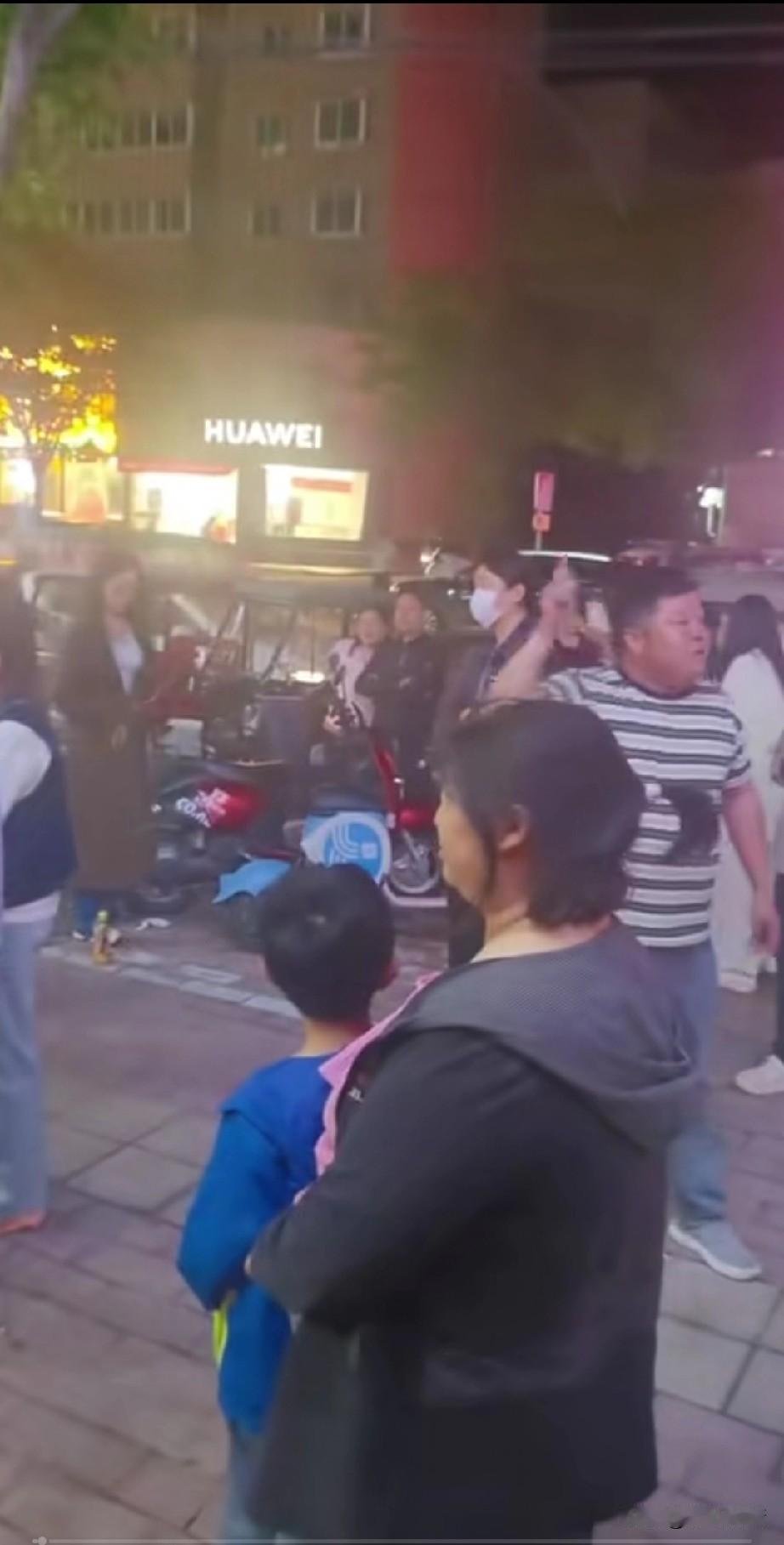 怪不得今年的小龙虾卖不出去，原来是他的套路被人揭发了，街上很多卖100块钱9