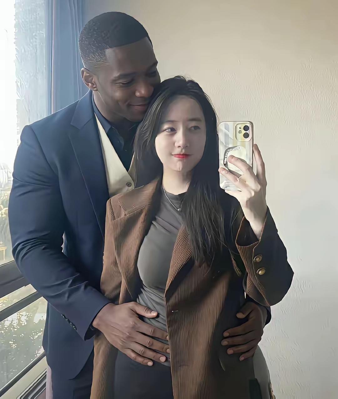 这位女子发朋友圈说她男朋友怎么这么黑？有什么办法让他变白？最近他变得懂事了，知道