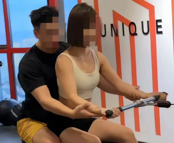 从出轨健身教练的梁某莹事件来说说健身房为什么是女性出轨的重灾区？第一，女方穿