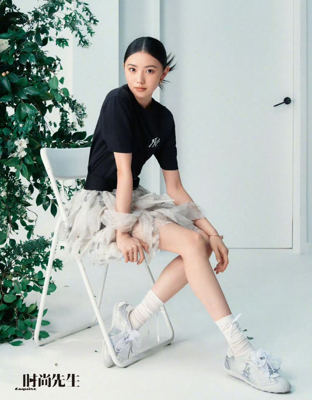 刘浩存人比花娇具象化刘浩存把“人比花娇”诠释得太到位了！她站在花丛间，眼神