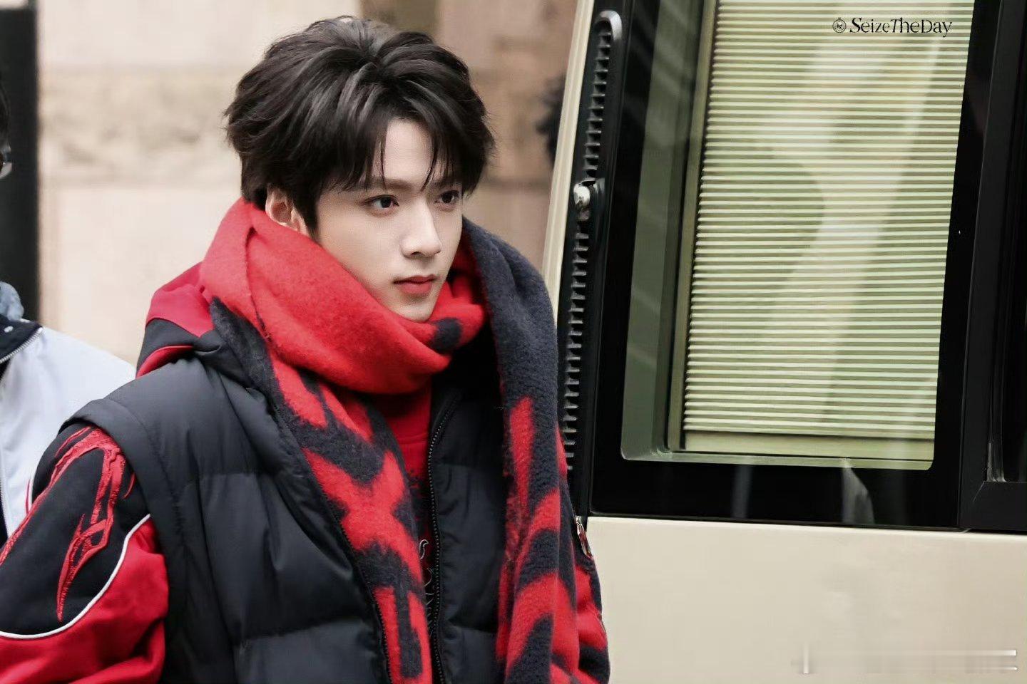 红色围巾小狗🐕我要呼啦呼啦小狗毛🫳🫳刘耀文红色围巾造型好可爱