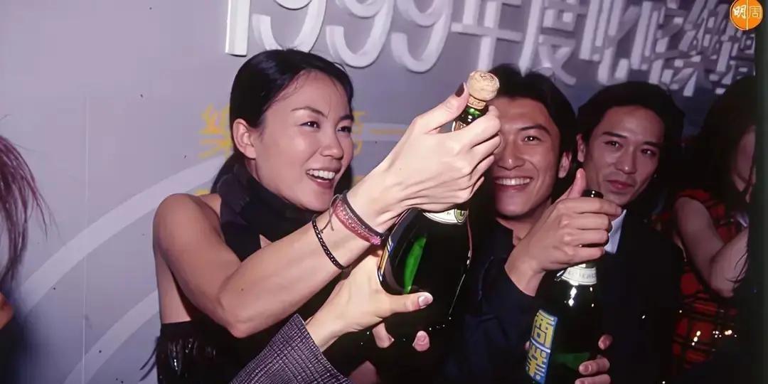 手一牵，就是九年。直到去年九月，北京机场。锋菲复合后的首次公开同框。