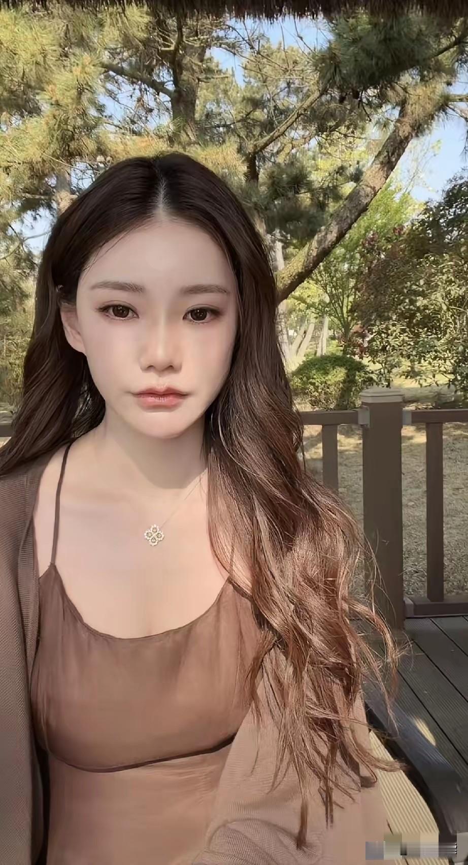 话说马筱梅生完孩子后穿衣风格一点没变呀之间穿衣原则主打一个布料能少就少