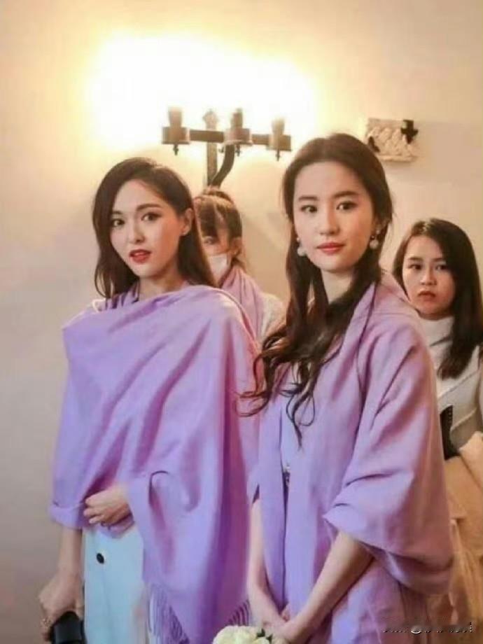 刘亦菲第一次当伴娘的照片，非常珍贵了，值得珍藏。图二是当年张靓颖的婚礼，刘亦