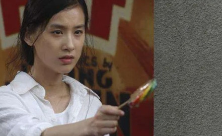 2005年8月，22岁的黄圣依背着周星驰，悄悄为《男人装》拍了一组照片，登上了男