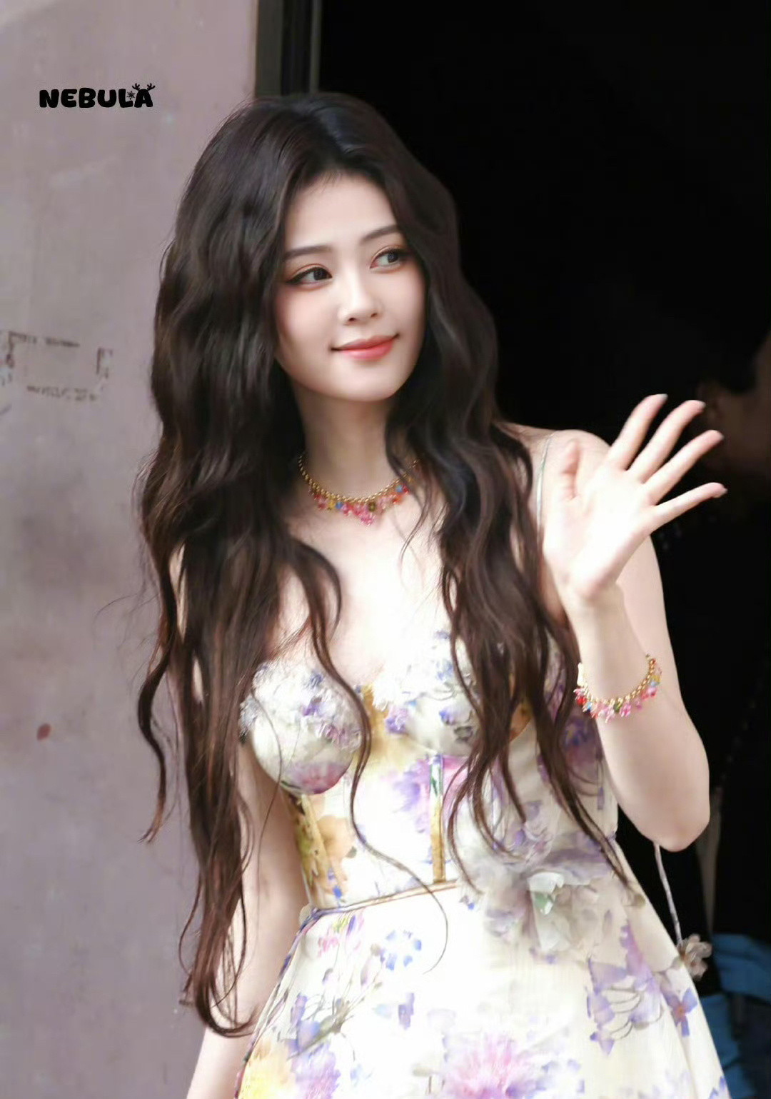 白鹿大波浪花朵裙造型，白梦妍这期更是美飞边子了