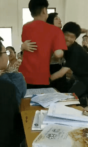 这个毕业班女老师看面相就是大大咧咧温柔和蔼的好老师这种面相和打扮书一定教